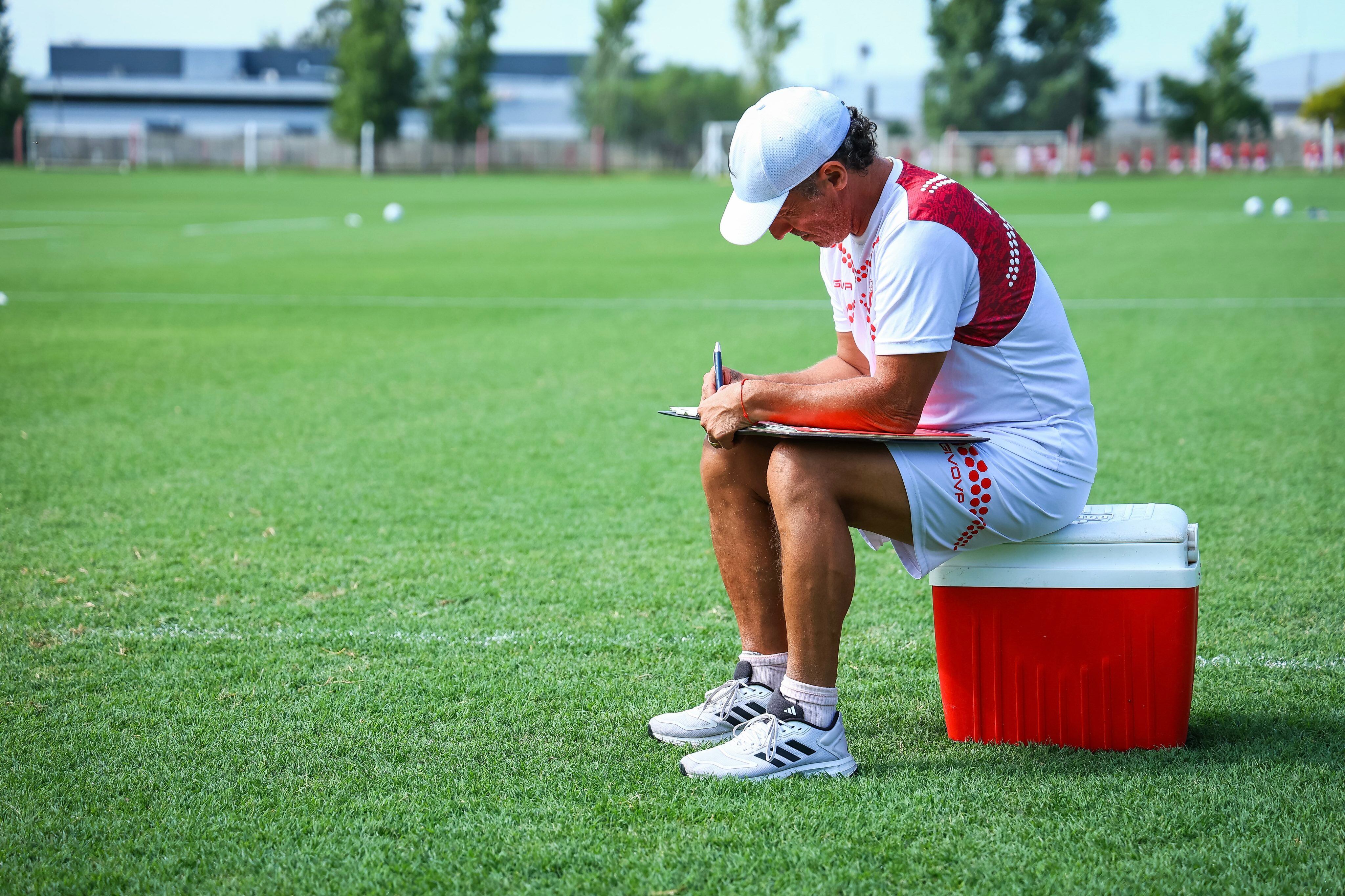 Pedro Troglio, DT de Instituto, en un entrenamiento en el predio. (IACC).