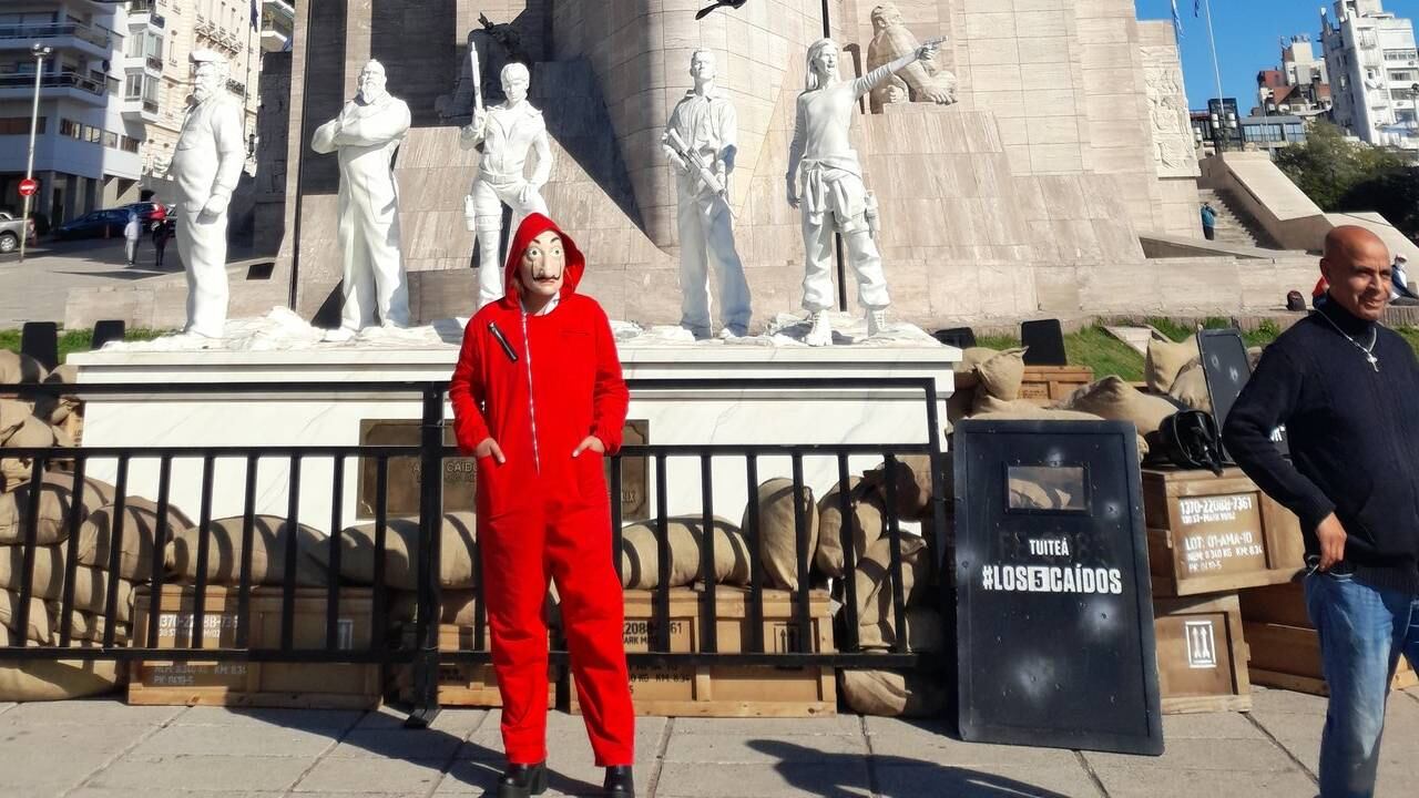 Homenaje a los "caídos" de La Casa de Papel en el Monumento a la Bandera