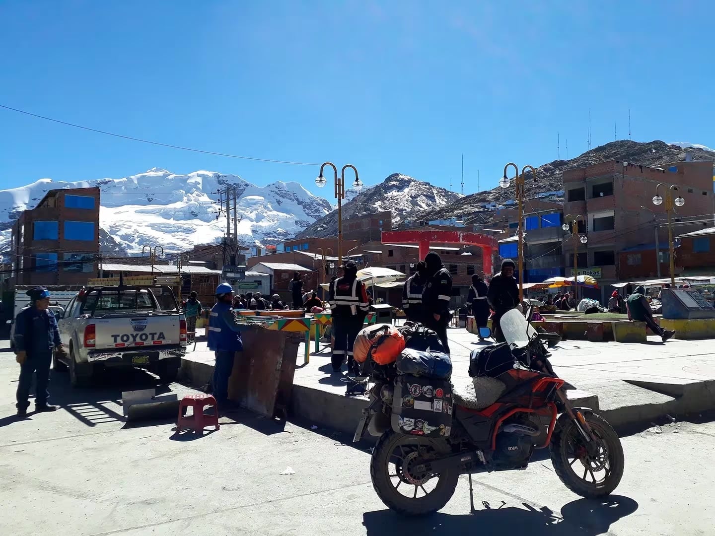 El cordobés llegó en su motocicleta de "casualidad".