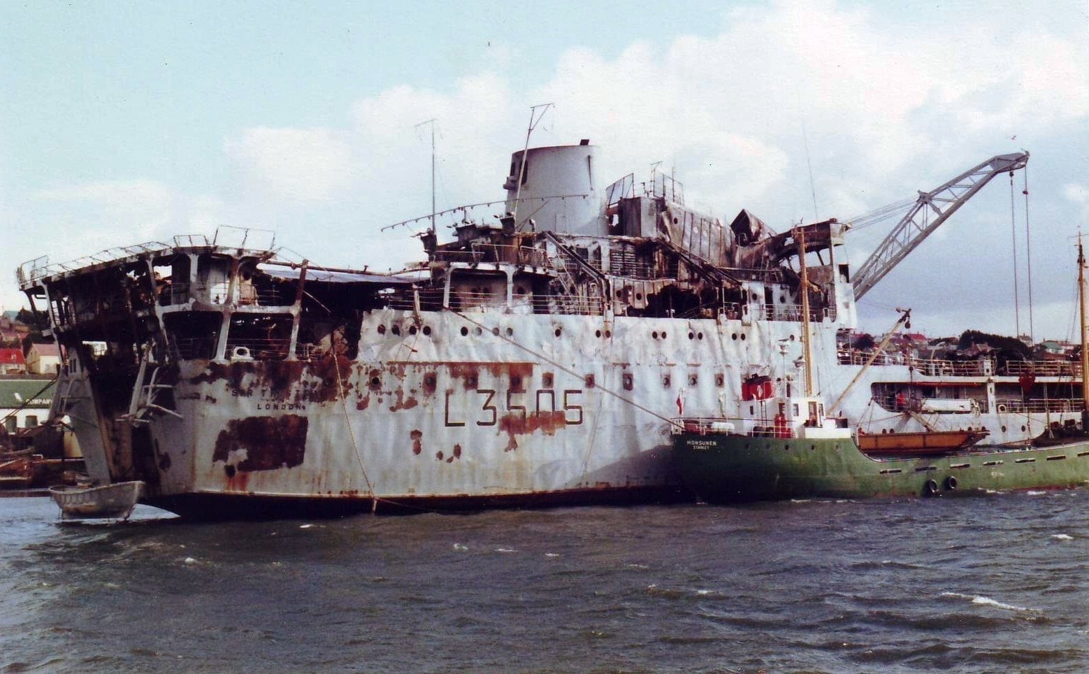 El buque Sir Tristam, fotografiado un año después de finalizada la guerra. Para el historiador militar británico Ricky Philips, lo que sucedió el 8 de junio del '82 "se podría haber evitado fácilmente. El hecho de que las tropas permanecieran sin desembarcar tanto tiempo permitió que la aviación argentina fuera alertada y atacara. Fue algo previsible".