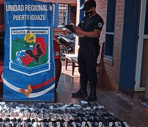 En un siniestro vial, efectivos policiales hallaron mercadería ilegal en Colonia Wanda.