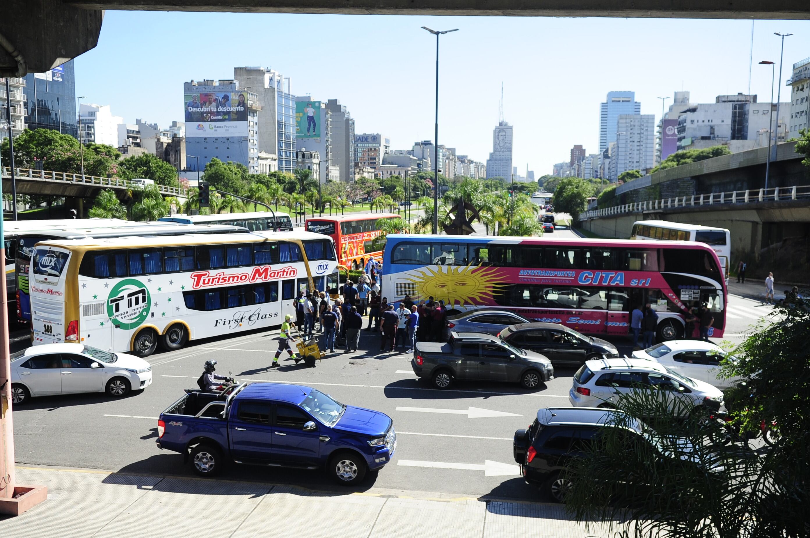 Protesta de empresas turísticas en la avenida 9 de Julio. Foto: Clarín.