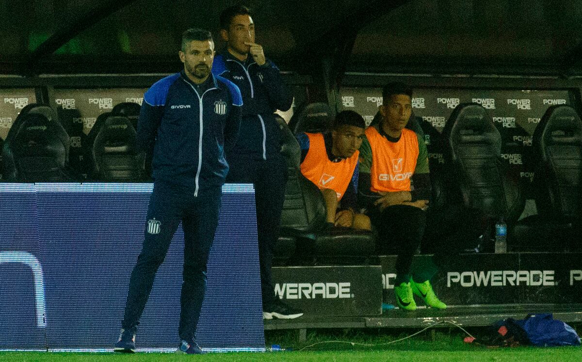 Javier Gandolfi: “Todos saben que el objetivo de Talleres es Banfield”