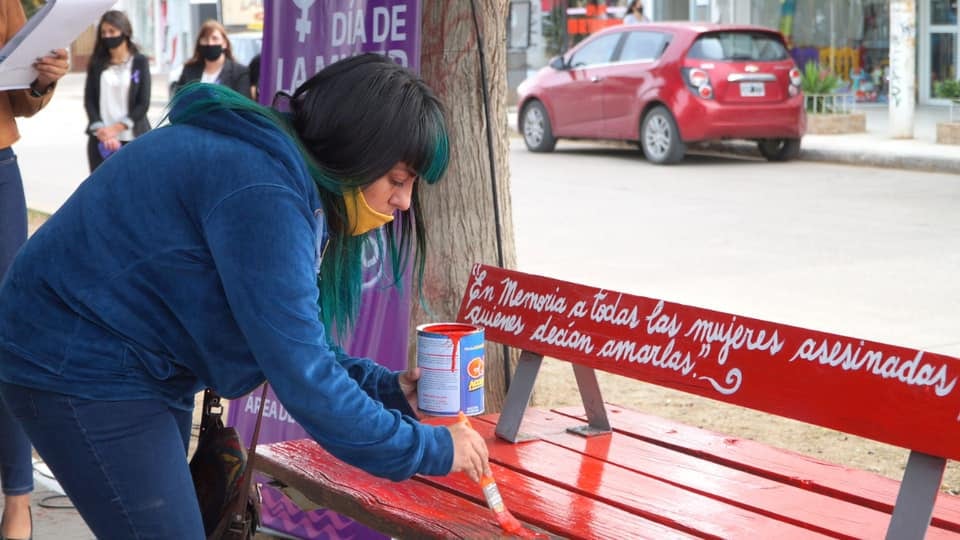 La artista plástica Micaela González estuvo a cargo de la intervención del Banco Rojo.