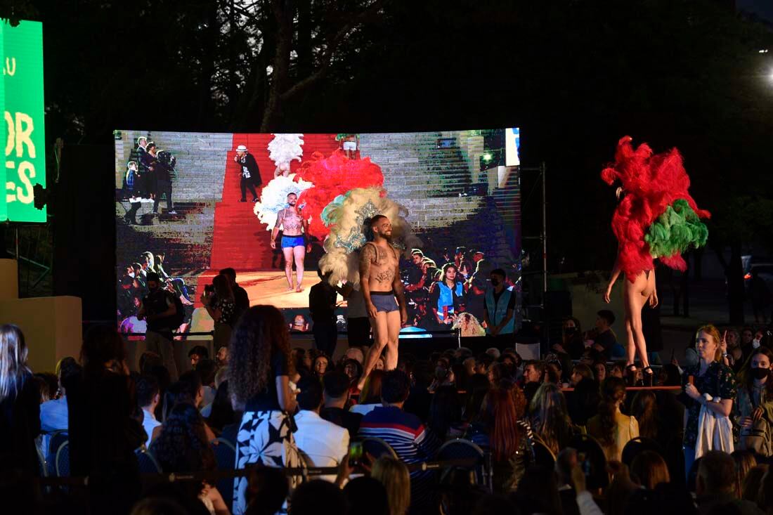 Desfile Real en las escalinatas del Parque Sarmiento (Facundo Luque)