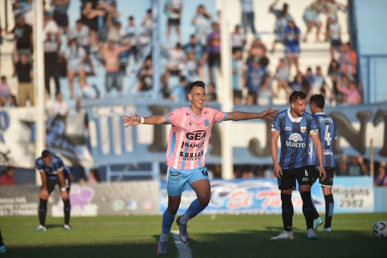 Racing de Nueva Italia enfrenta a Gimnasia de Jujuy por la fecha número 33 de la Zona B de la Primera Nacional. (Javier Ferreyra / La Voz)