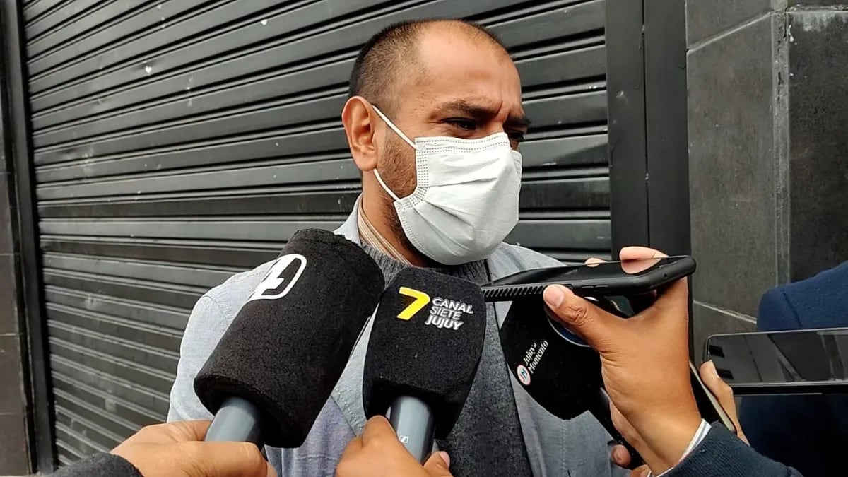 El juez contravencional nº 3 Federico Borda, en diálogo con los periodistas en la puerta el local bailable clausurado este martes en Alto Comedero.