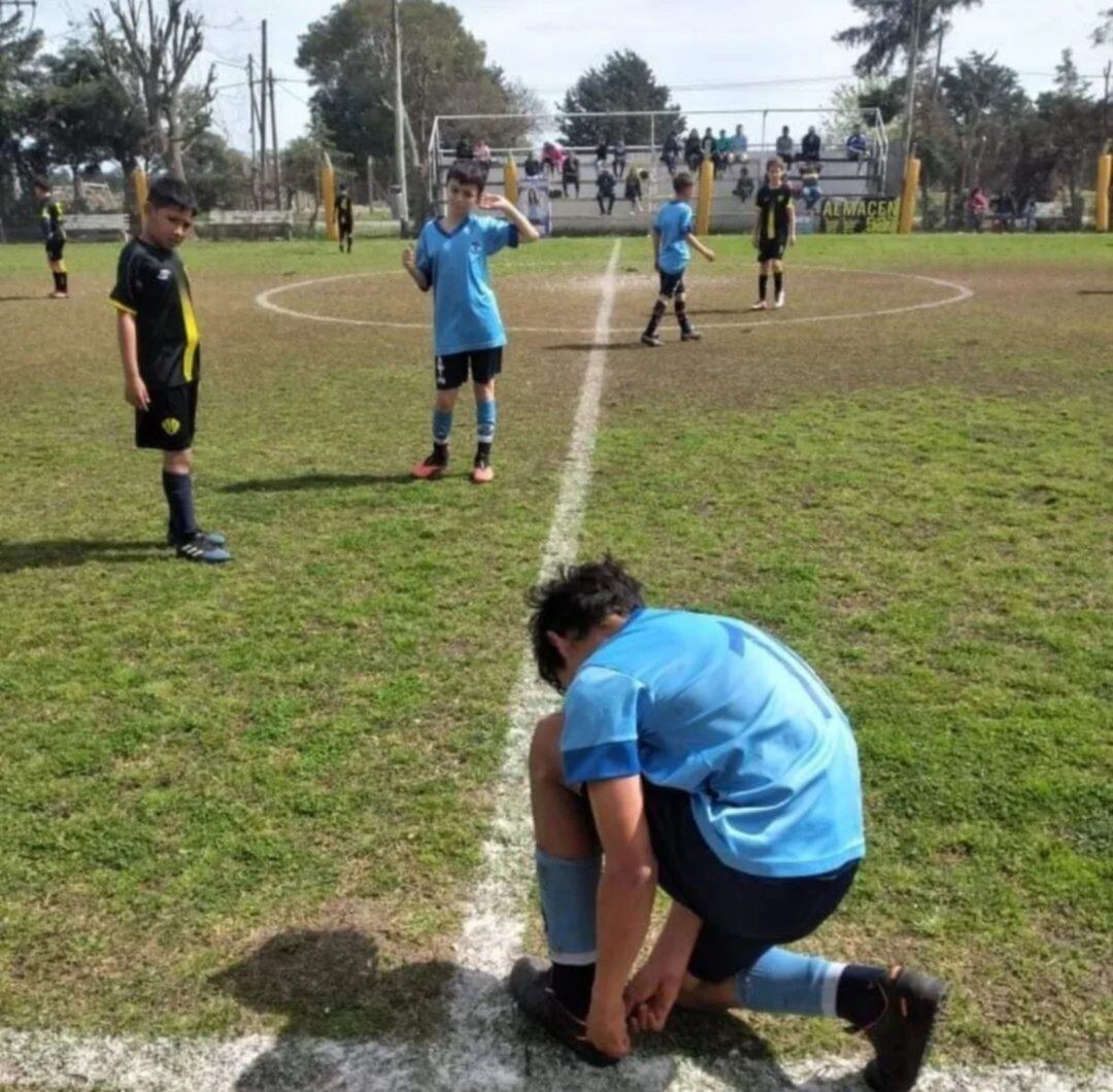 El joven terminó jugando con los botines del juez.