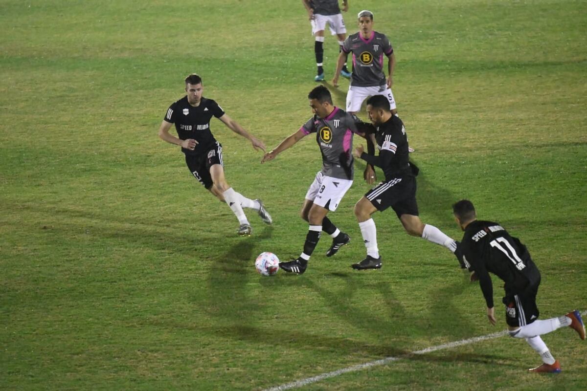 El líder Gimnasia de Mendoza igualó 1-1 con Riestra bajo un polémico arbitraje