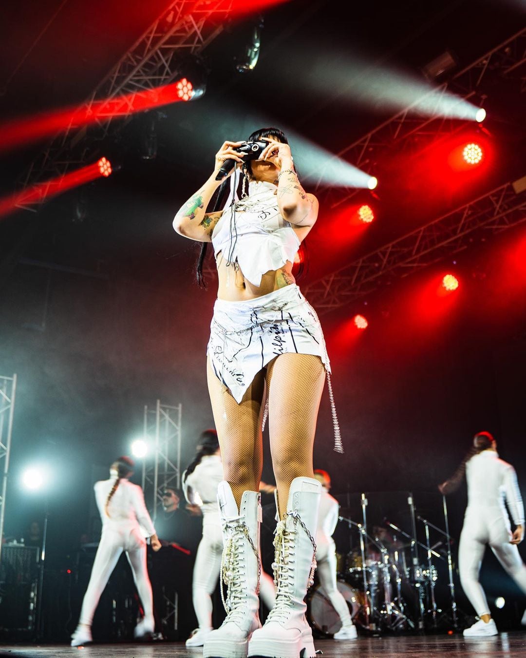 El look total white de Cazzu que conquistó Instagram: minifalda, top y medias de red