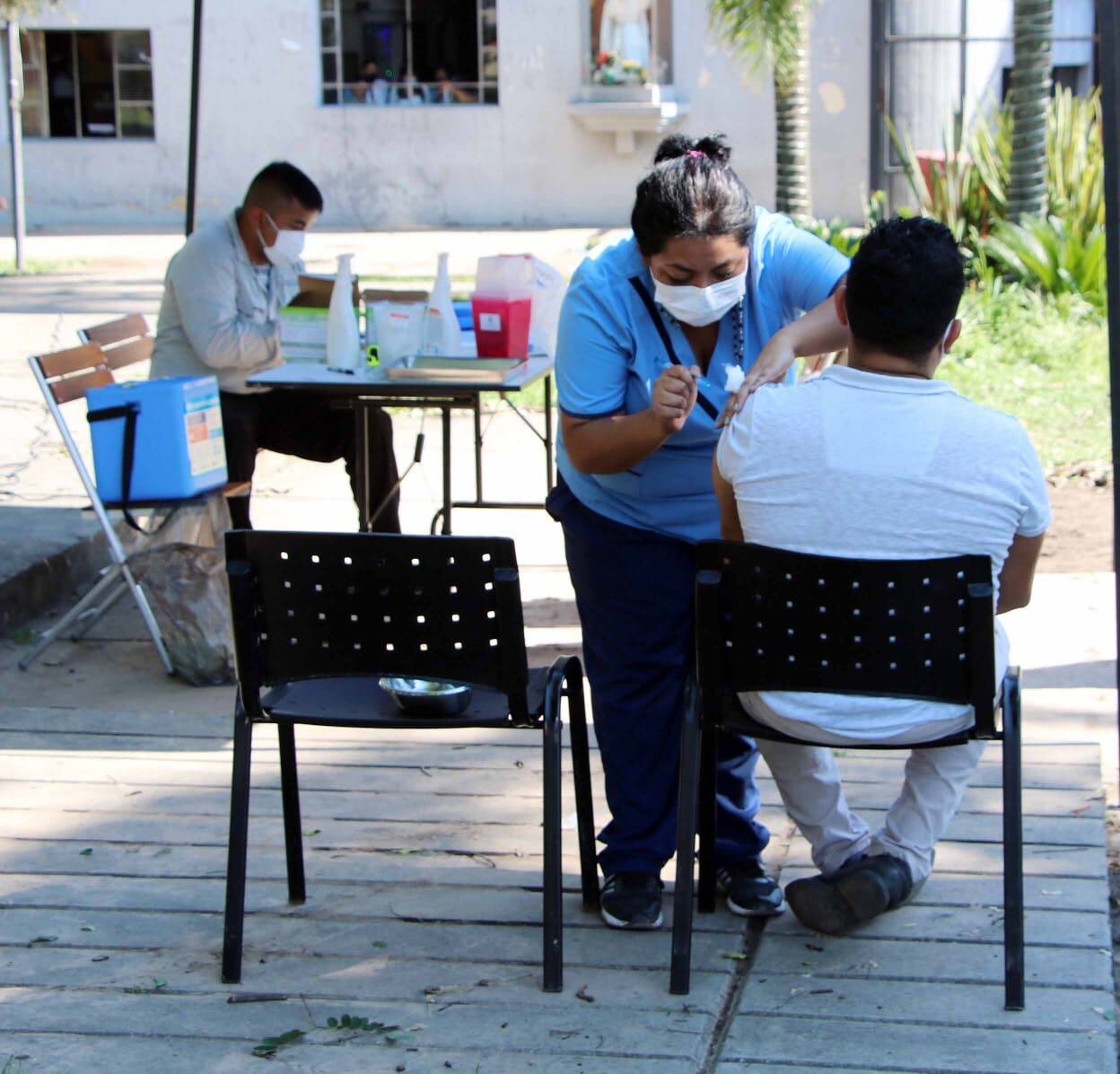 Parte del equipo apostado en la Municipalidad está abocado a la aplicación de las vacunas que previenen el contagio por coronavirus.