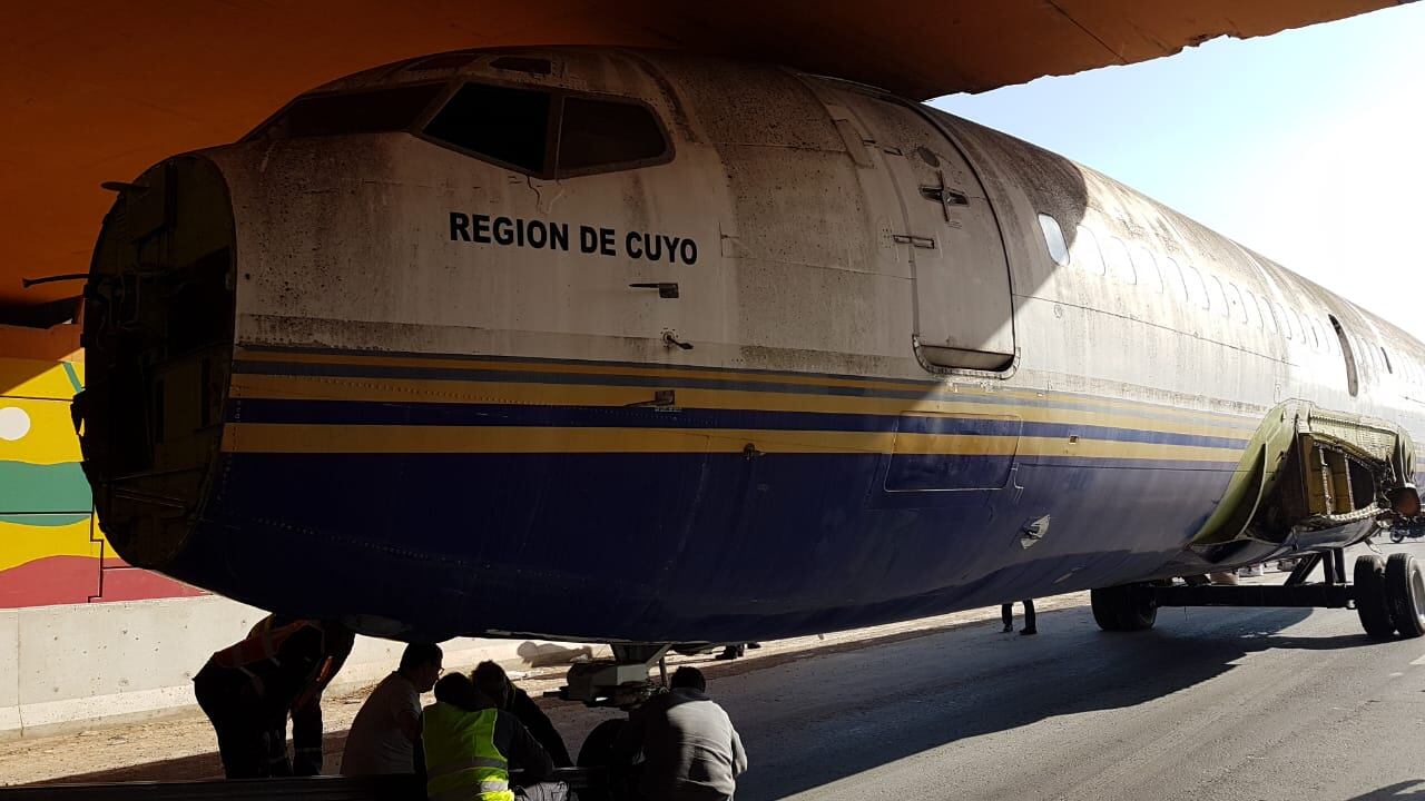 Avión atascado en un puente de circunvalación (José Hernández / La Voz)