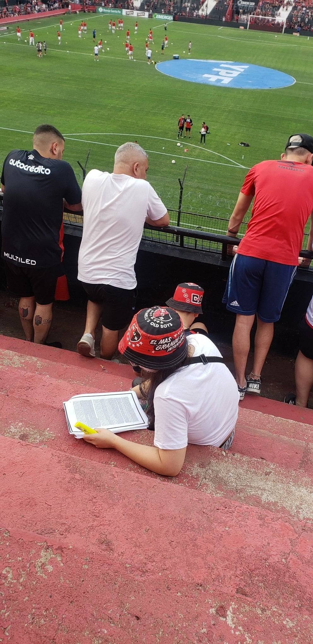 Hincha de Newell's estudiando en la cancha