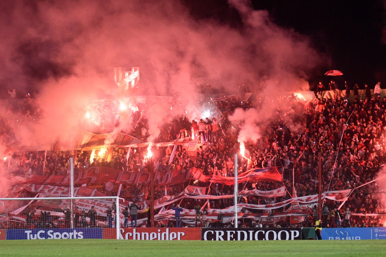 Ante el triunfo de Instituto, sus hinchas llevaron acabo un show de luces en la cancha de Alta Córdoba.