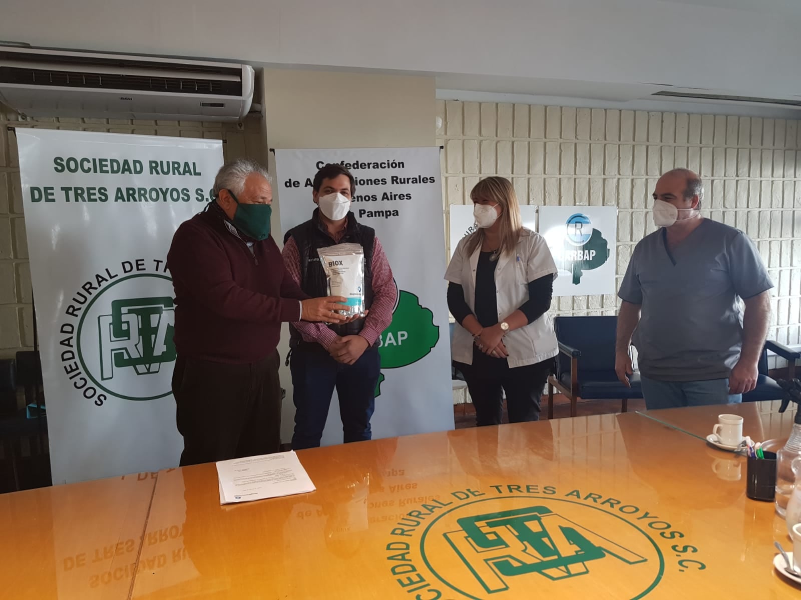 La Sociedad Rural entregó productos sanitizantes al Centro de Salud.