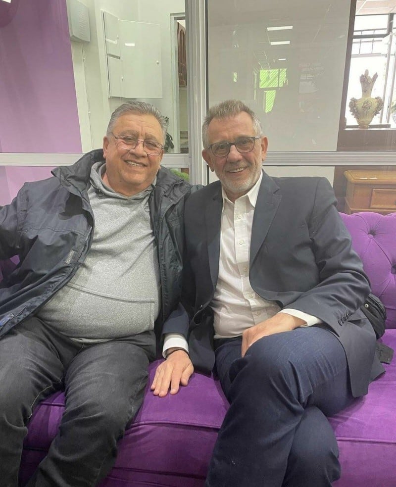 Marcos Camino junto a German Lerche y la foto que provocó el enojo de los hinchas de Colón en Santa Fe.