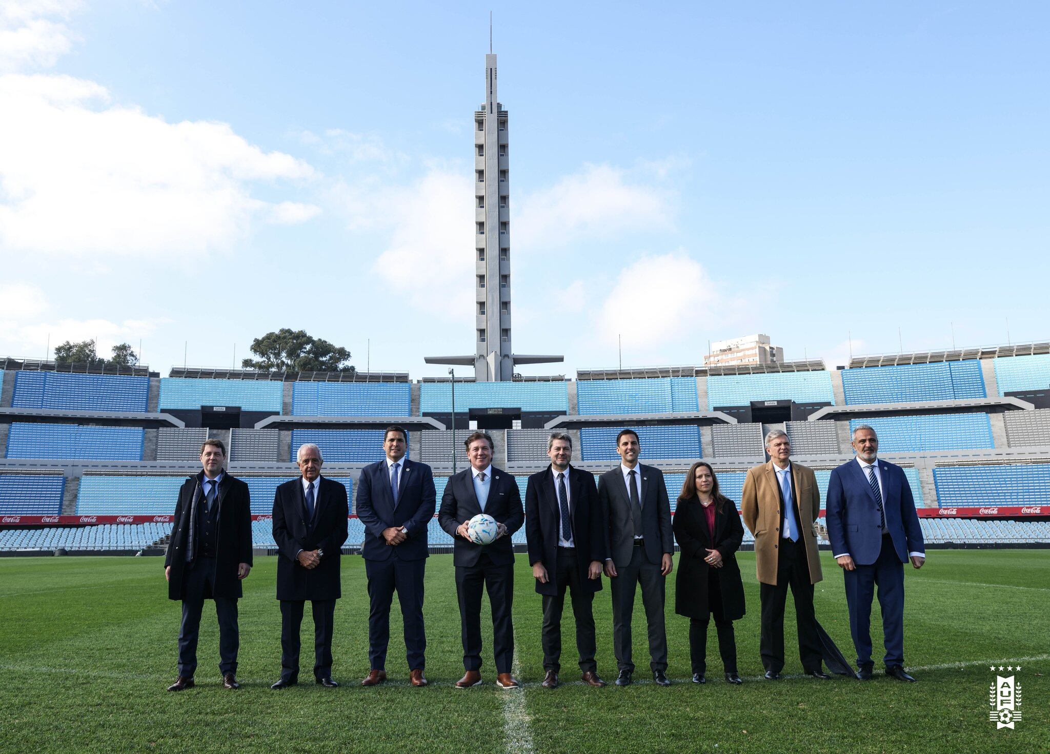 Las autoridades del fútbol sudamericano, con Alejandro Domínguez, presidente de Conmebol, a la cabeza, en la presentación de la candidatura al Mundial 2030 de Uruguay, Argentina, Paraguay y Chile. (@AUFOficial)