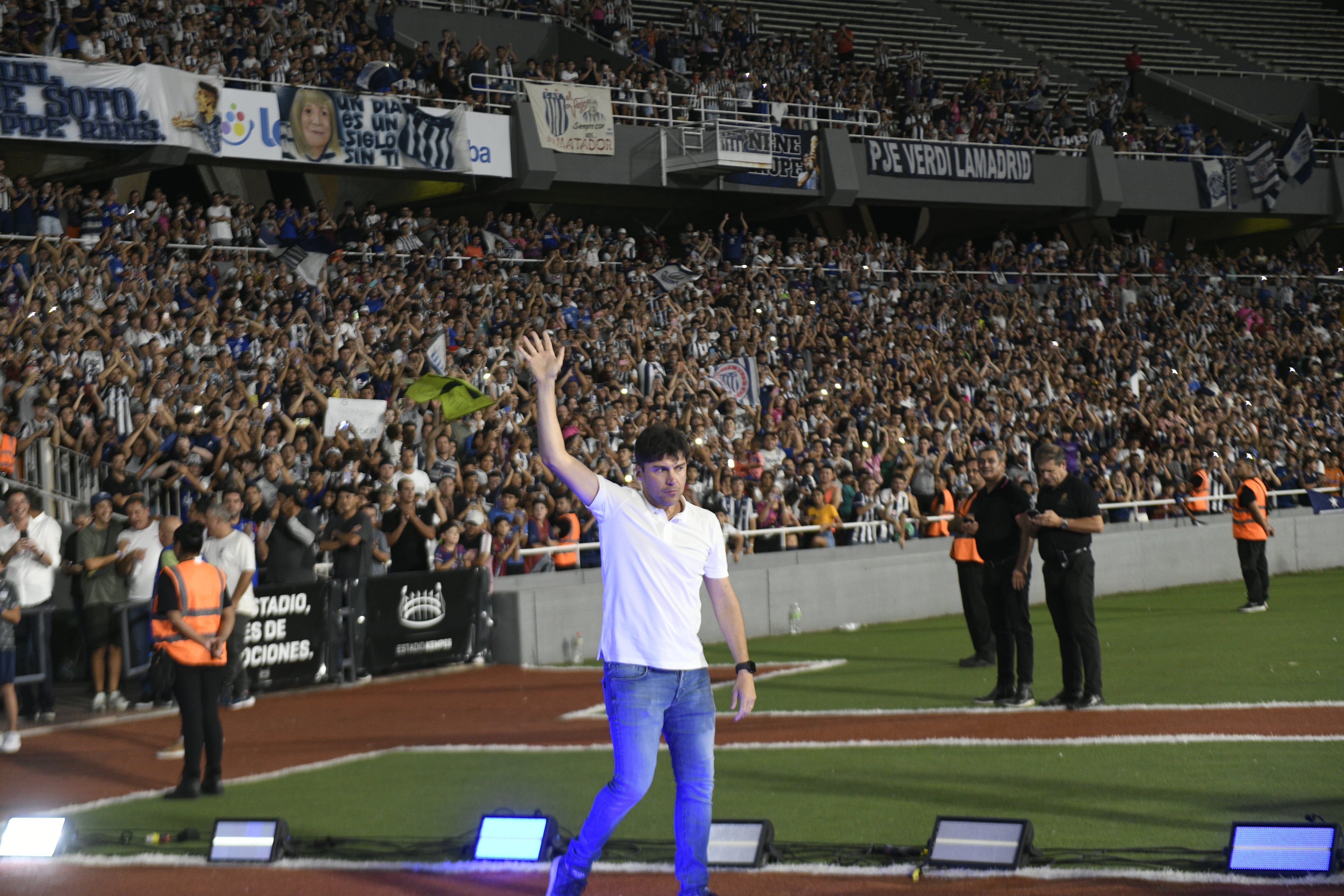 Talleres festejó en el Kempes con su hinchada la obtención de la Supercopa Internacional después de ganarle a River en Paraguay. Foto Javier Ferreyra