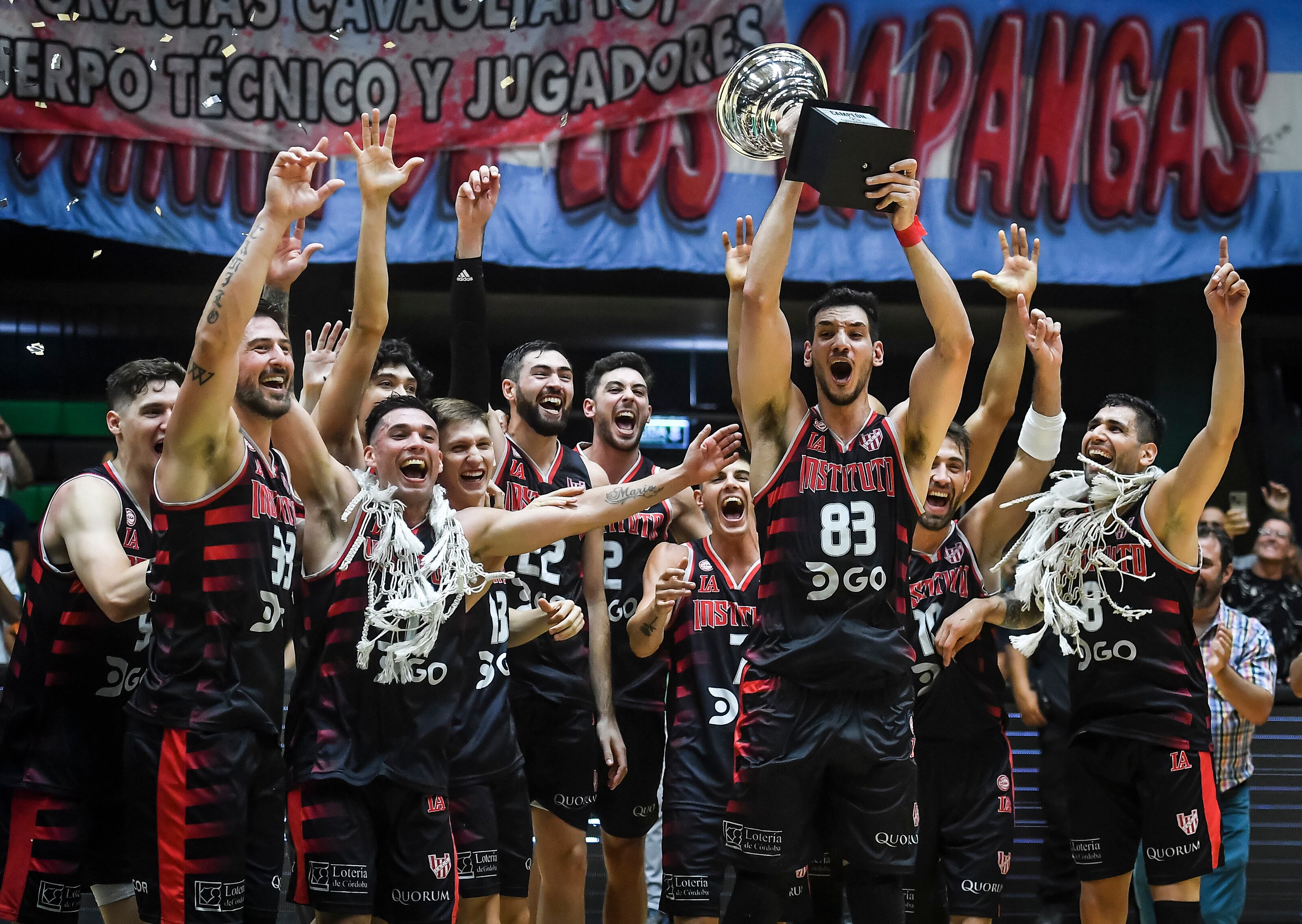 El capitán Tayavek Gallizzi con el trofeo de campeón de la Supercopa de la Liga conquistado por Instituto y el grito de todo Alta Córdoba. (Marcelo Endelli / Liga Nacional)