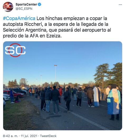 La gente que espera a la Selección Argentina en Ezeiza.