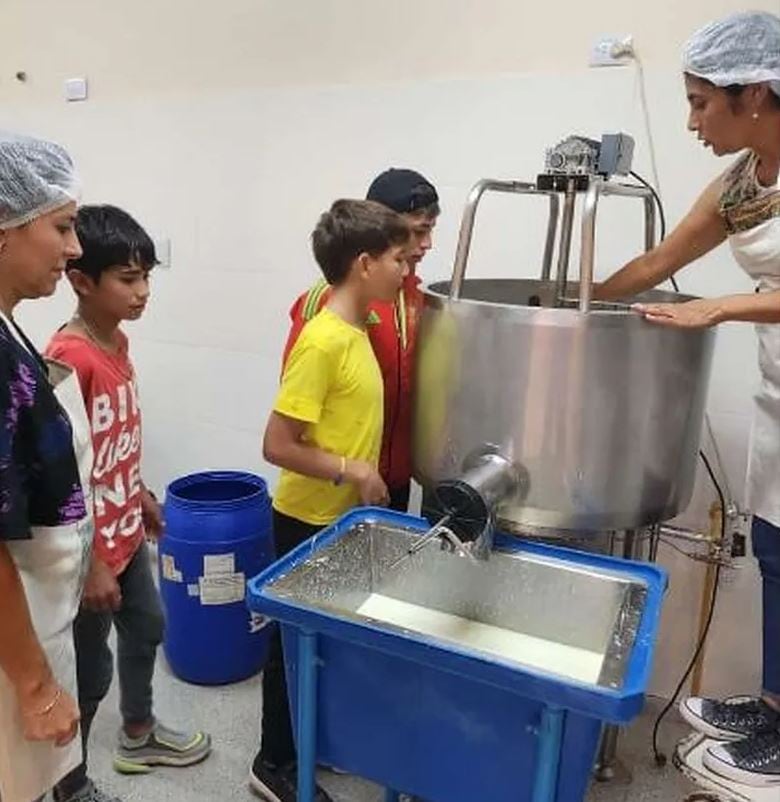 Alumnos de una escuela albergue de San Juan producen queso y quesilla y las comercializan.