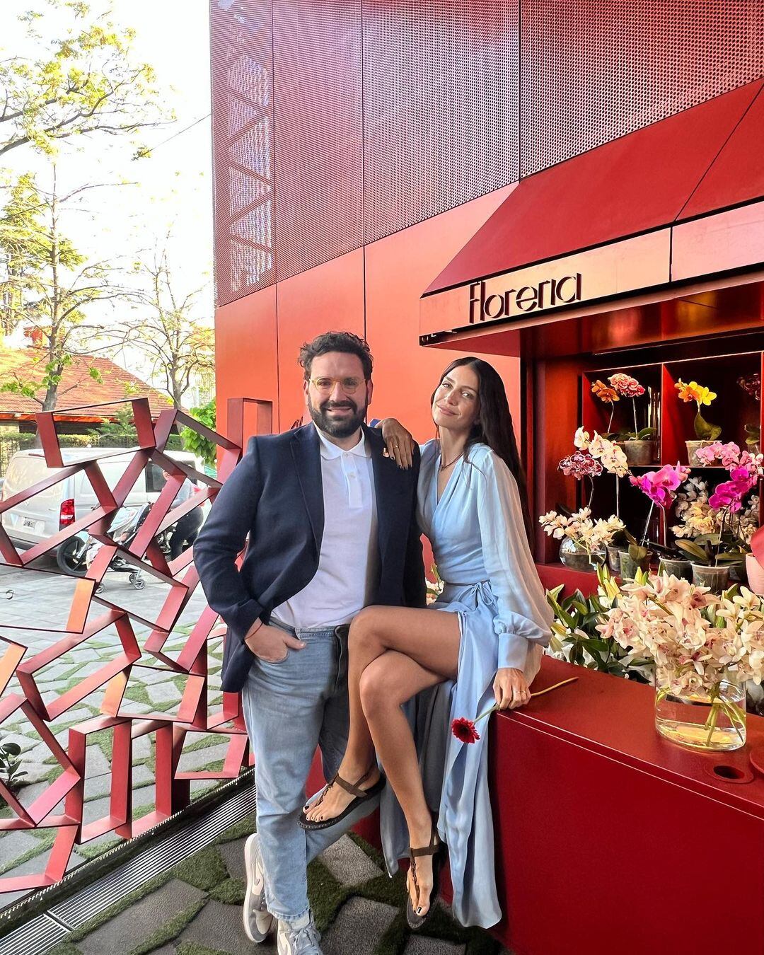 Desde la pastelería de Betular, Zaira Nara posó entre flores con un vestido cruzado primaveral.