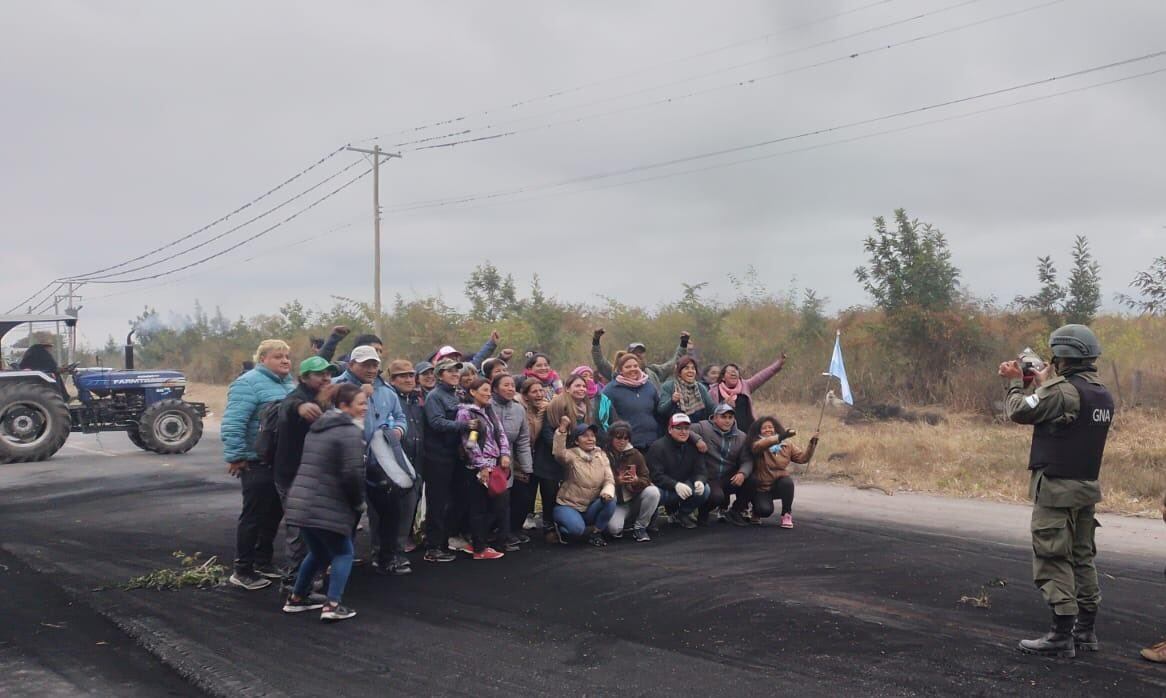 Una andanada de críticas a las autoridades de Seguridad de la Nación desató esta imagen donde se ve a un efectivo de la Gendarmería Nacional tomando una fotografía a piqueteros que cortaban una ruta en Jujuy.