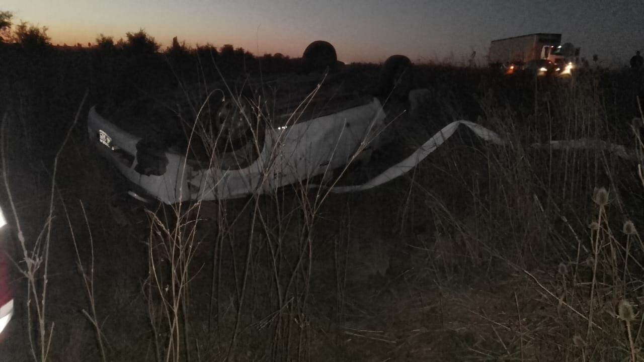 El vuelco de la camioneta. (Policía)