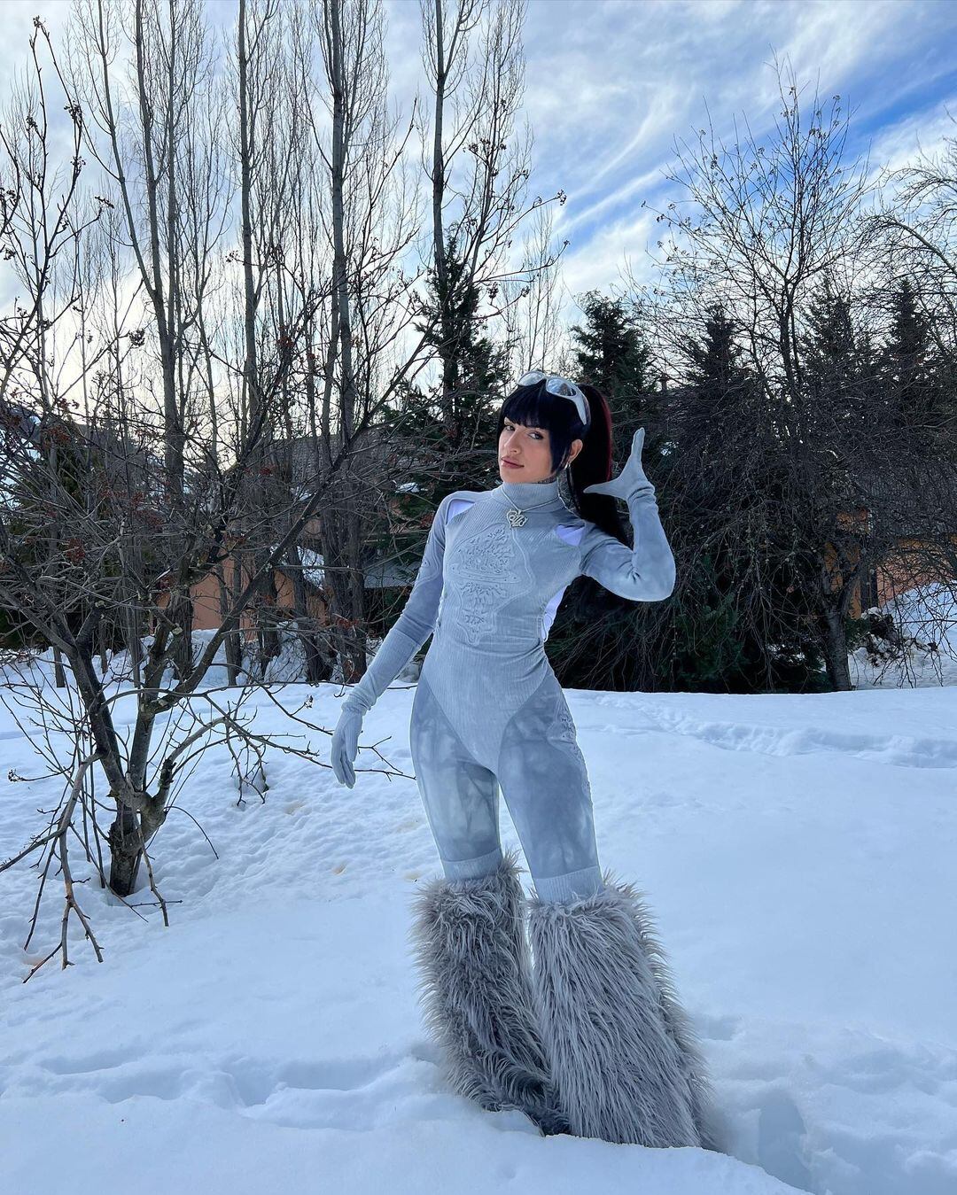 Al estilo reina del hielo, Cazzu conquistó más de 1 millón de corazones en “cat-suit” blanco y bucaneras.