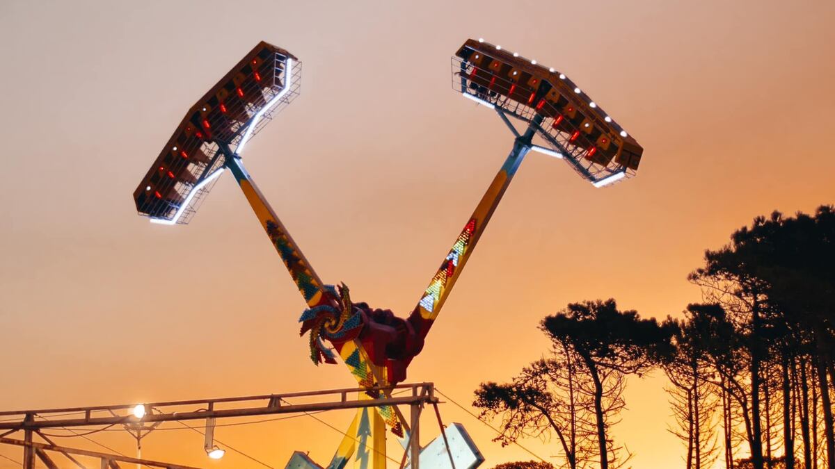Turistas en Córdoba: se subieron al “martillo” de un parque de atracciones y se hicieron virales