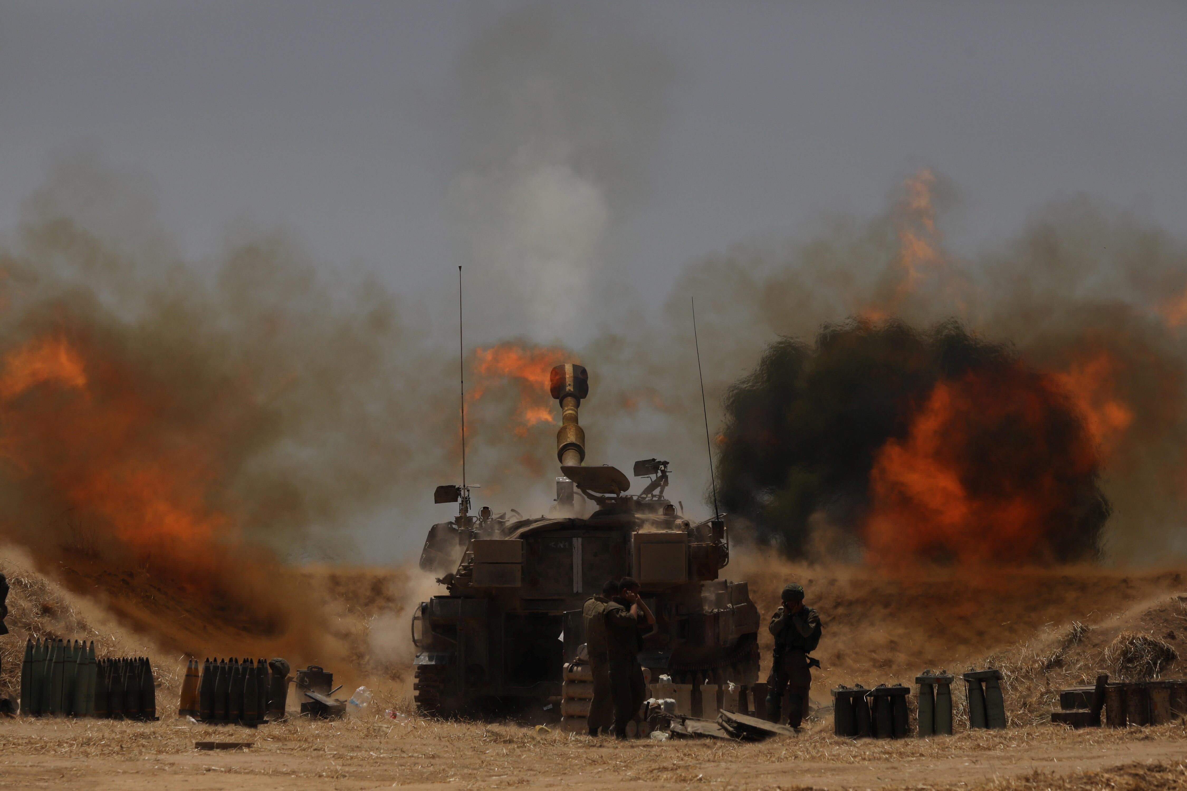 Artillería israelí en acción mientras continúa la escalada entre el ejército israelí y Hamas en la frontera de Gaza.