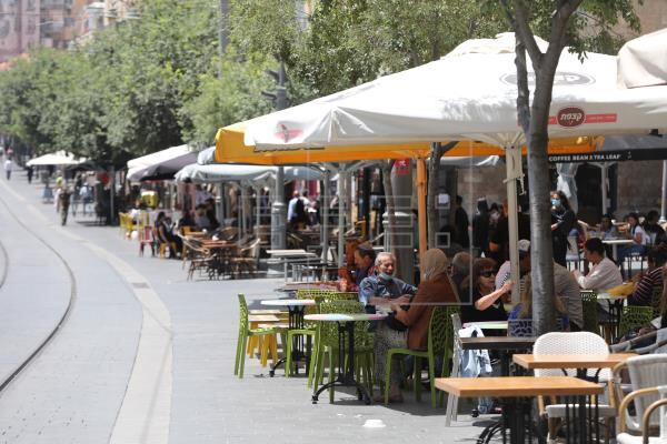 Los comercios gastronómicos podrán recibir a clientes que presenten el llamado “pase verde”.