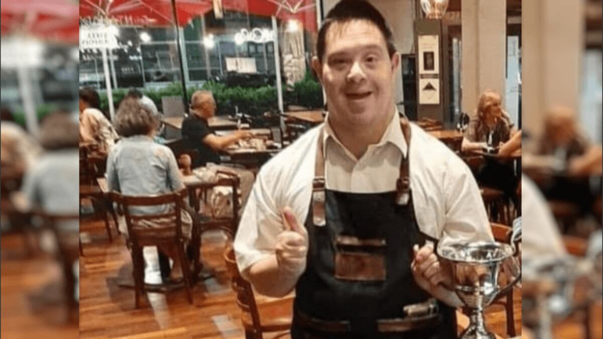 Murió Daniel Hernández, un reconocido mozo de Rosario, y volvieron a pedir que se vacune a personas con discapacidad