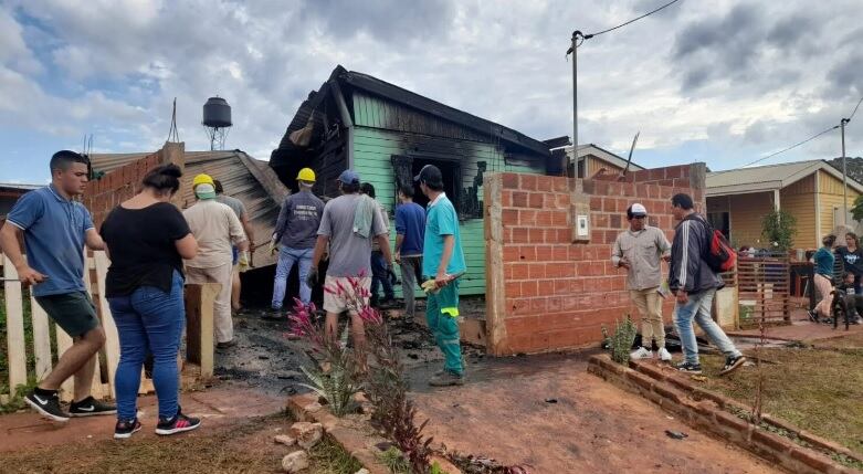 Incendio en Itaembé Guazú dejó a una familia con lo puesto.