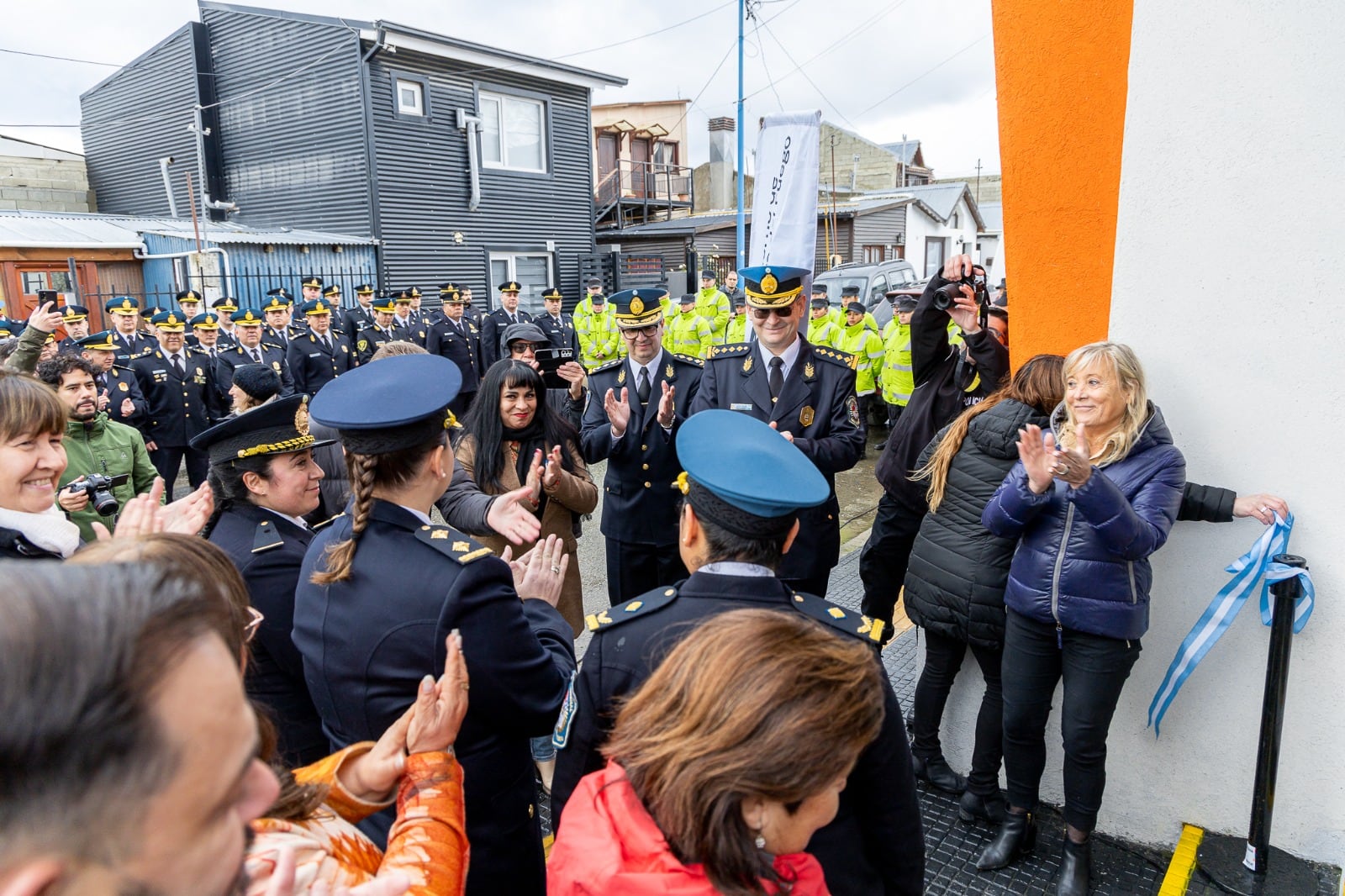 Gustavo Melella inauguró la Comisaría de la Mujer.