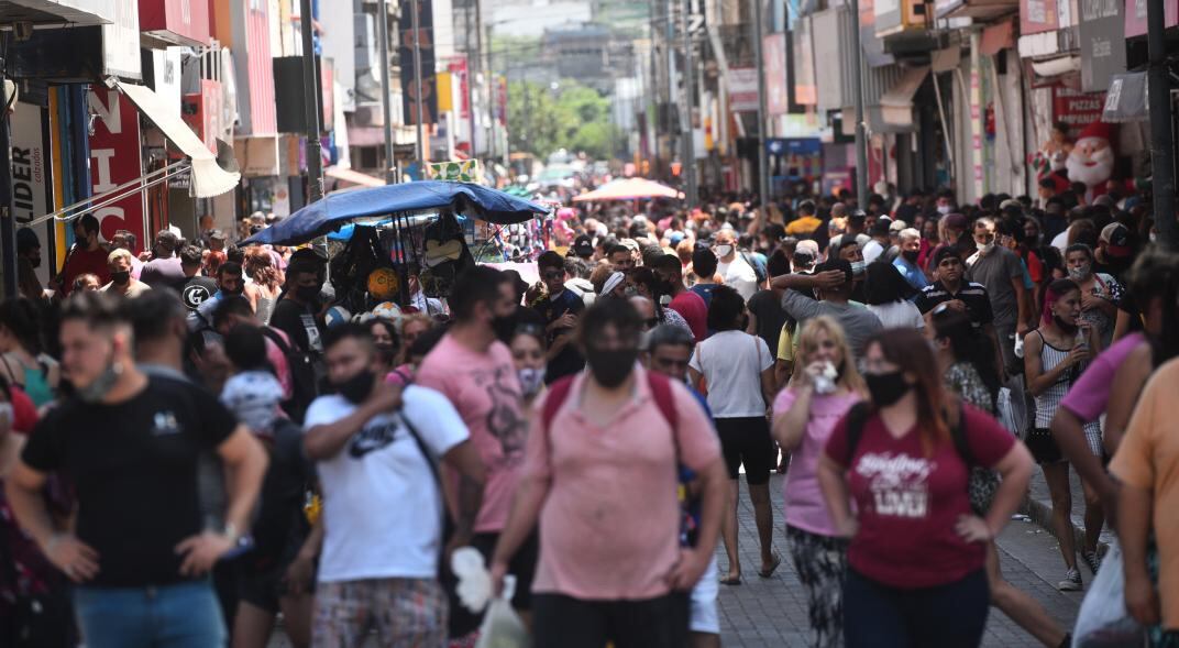 A pocas horas de Navidad, los cordobeses salieron a copar las calles. (Foto: Pedro Castillo)