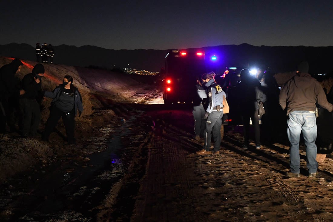 Efectivos de la policía trabajan en una zona de Rodeo del Medio, Maipú, tras el hallazgo de dos cadáveres.