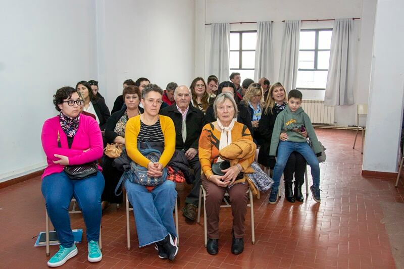 Cresta: Acto de Colación de Grado y Entrega de Diplomas de los graduados en Arquitectura y Contador Público