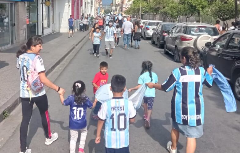 A minutos de finalizado el partido en Qatar, comenzó a llegar el público al centro de la capital jujeña para festejar la coronación de la Selección Nacional.