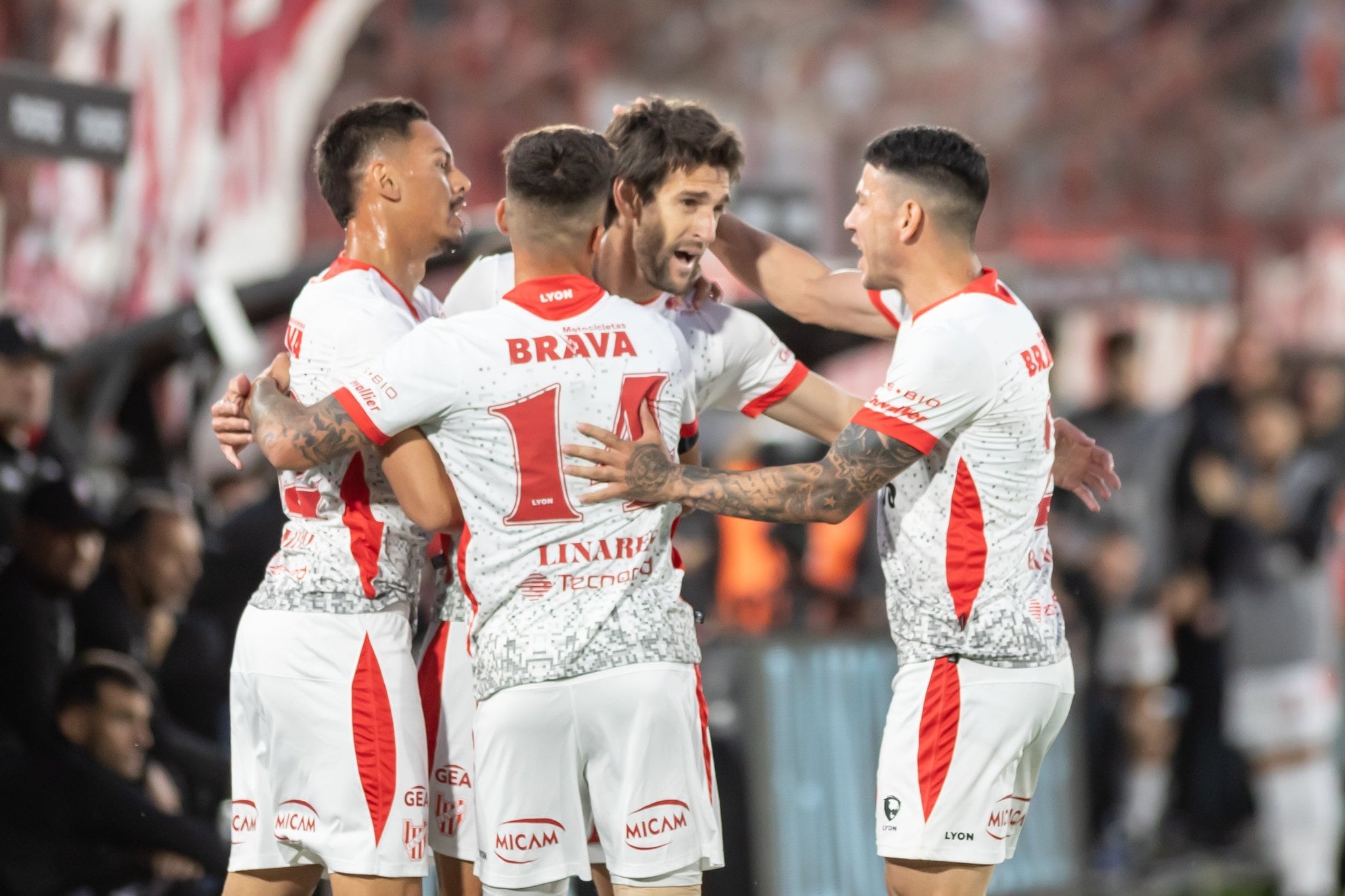 Lucas Albertengo celebra su gol ante Huracán. El primer que anota en Instituto. (Prensa IACC).