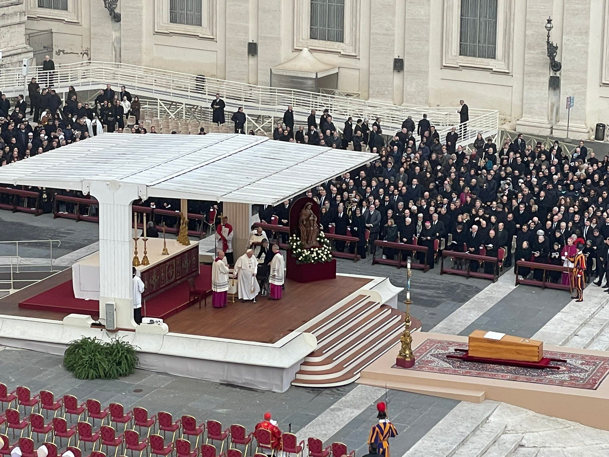 Así despide el Vaticano a Benedicto XVI.