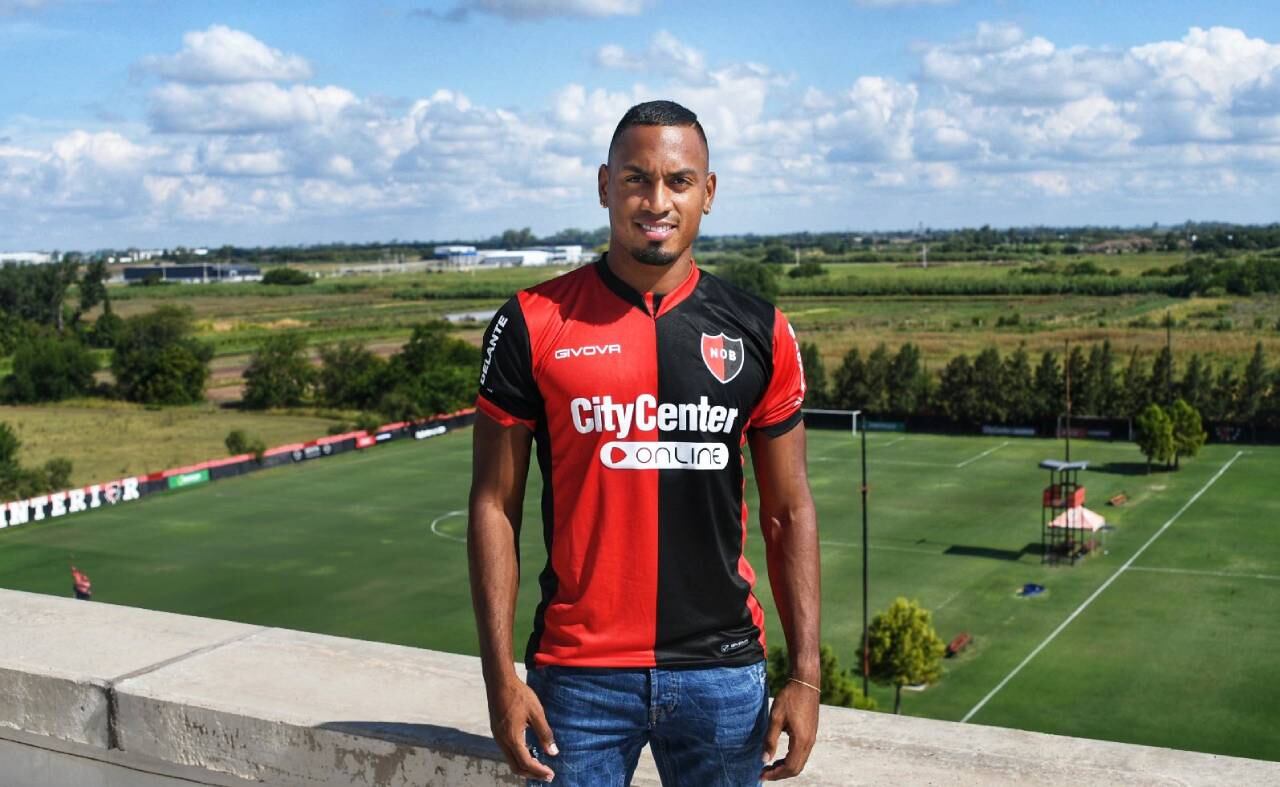 El zaguero posó con la camiseta leprosa en el Centro de Entrenamiento Jorge Bernardo Griffa.