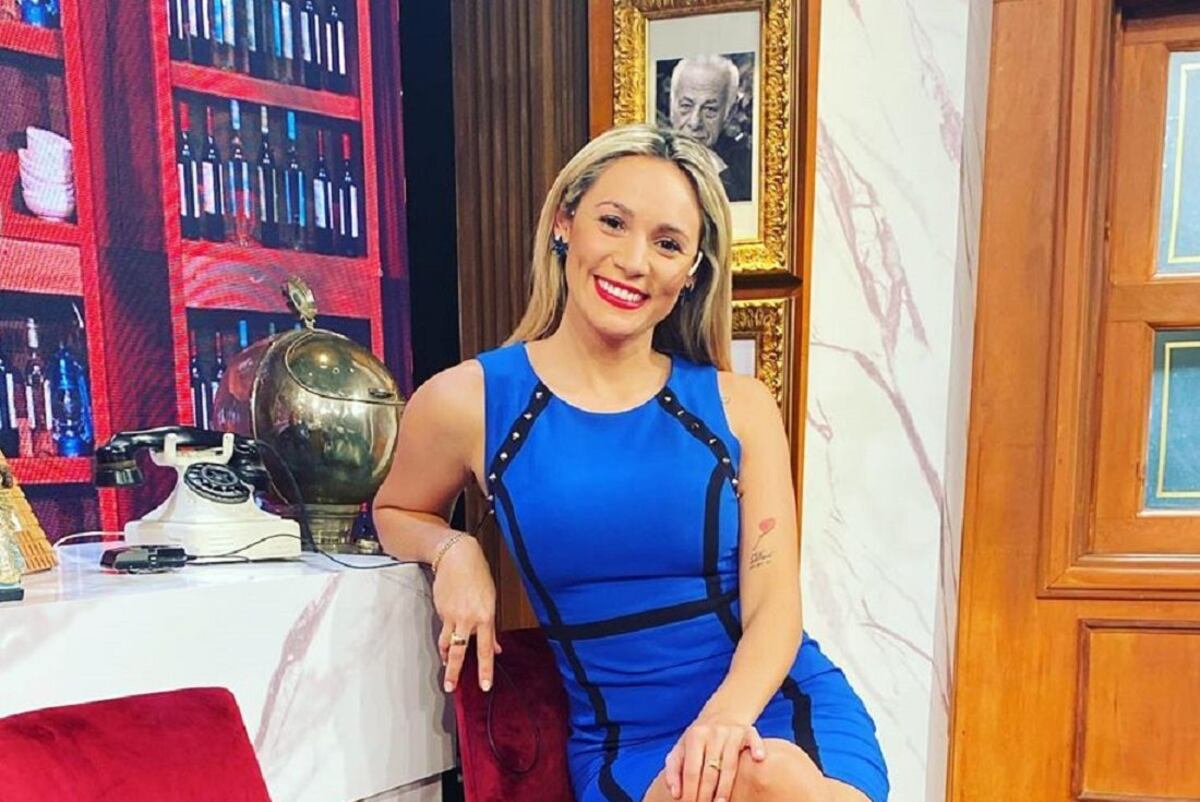 Rocío Oliva posó en una microbikini amarilla mientras tomaba el sol