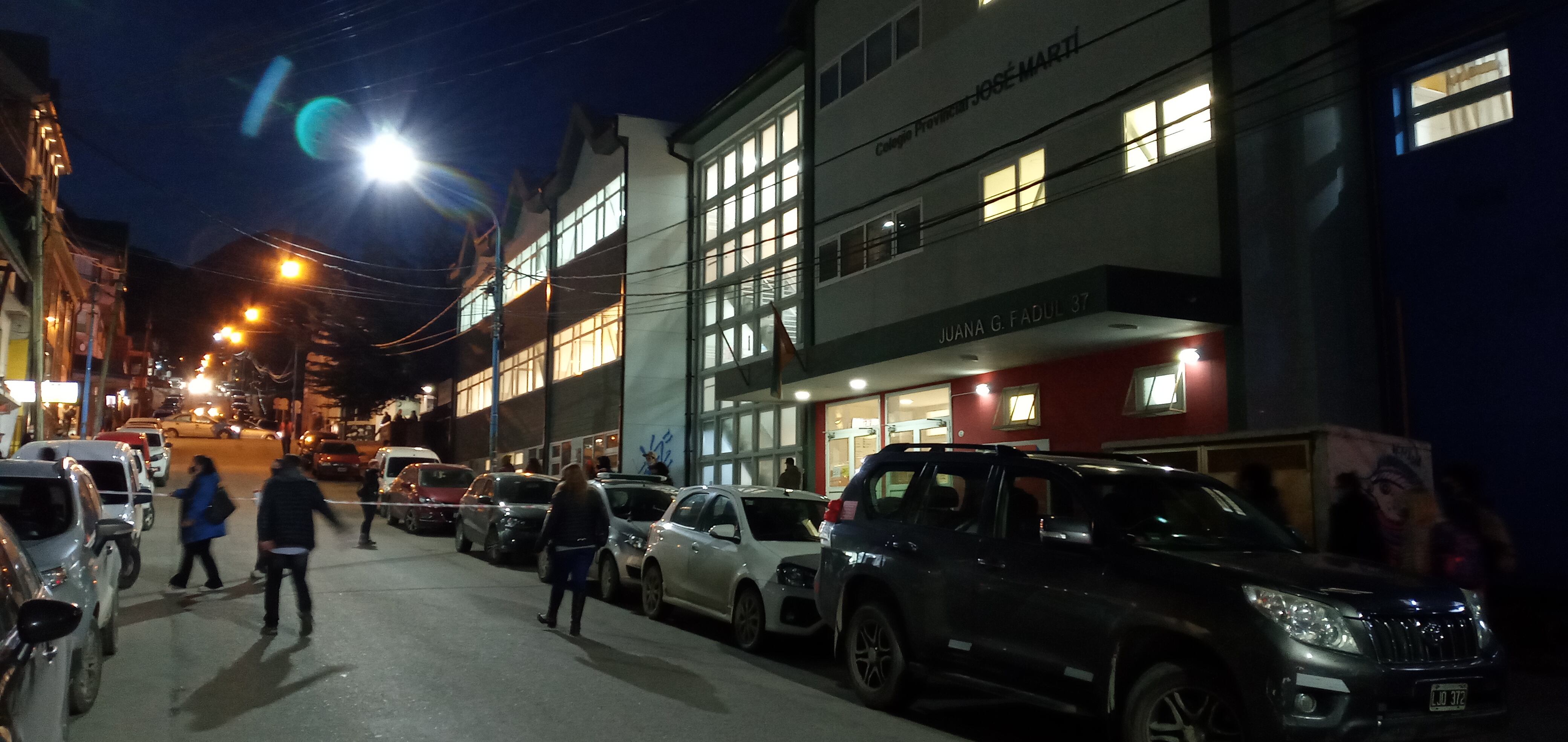 Docentes realizaron una clase abierta al aire libre a modo de protesta.