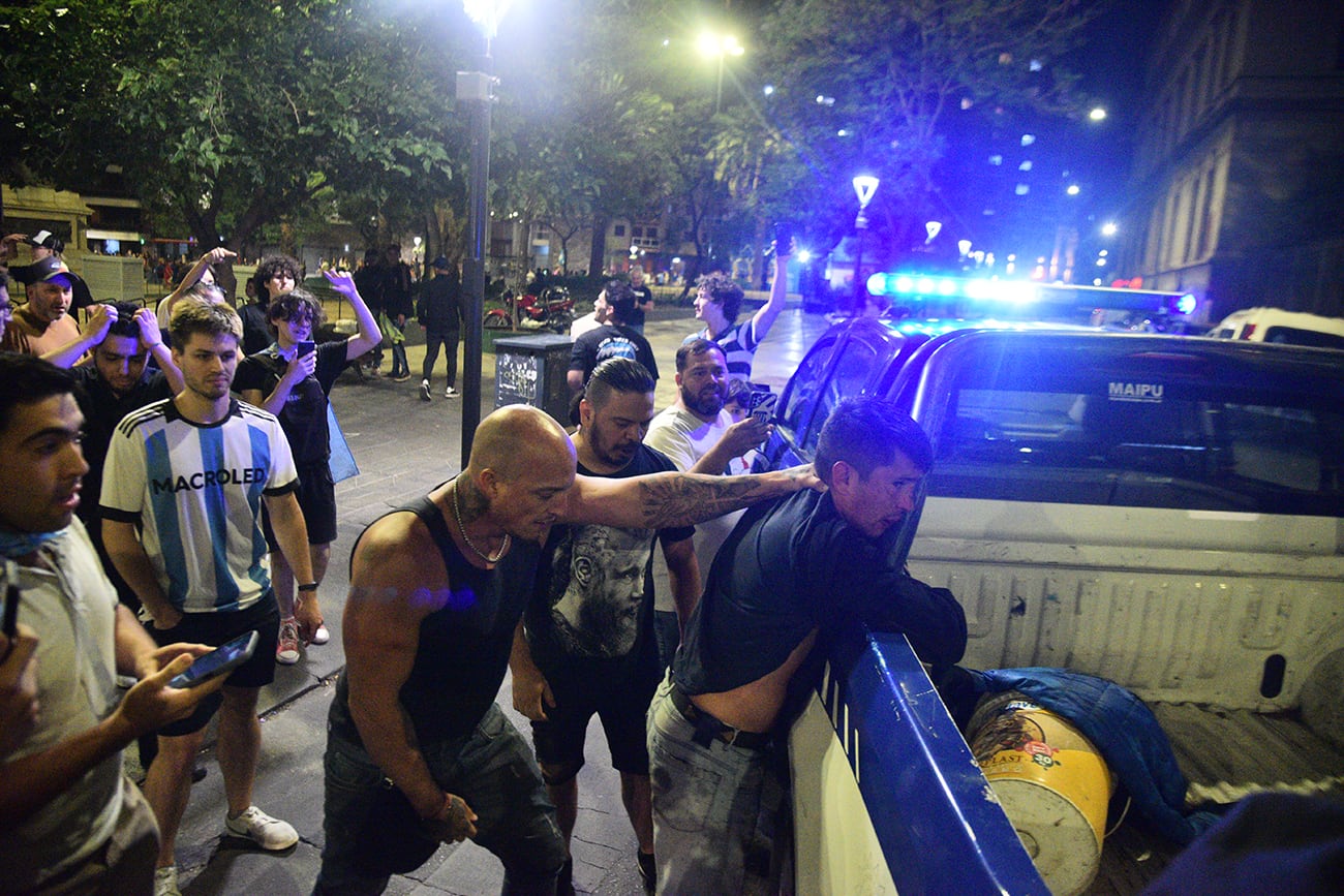 Elecciones 2023. Corridas y un detenido en los festejos de Patio Olmos, Córdoba. (Pedro Castillo / La Voz)