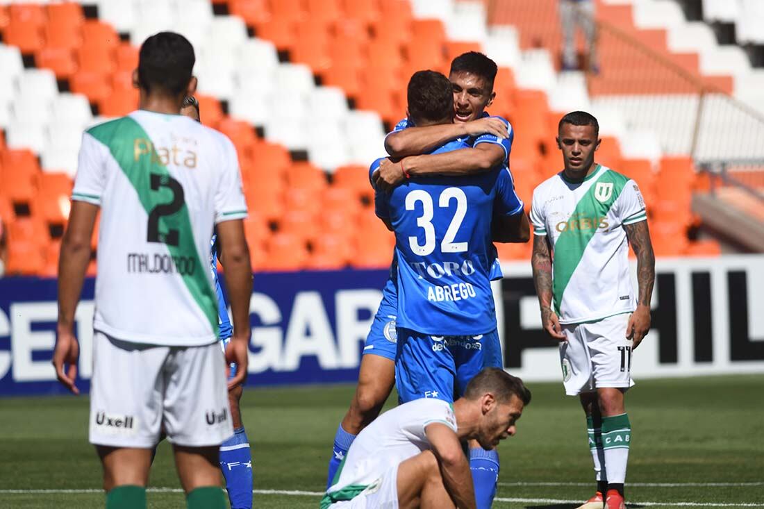 Festejo del primer gol de Godoy Cruz.