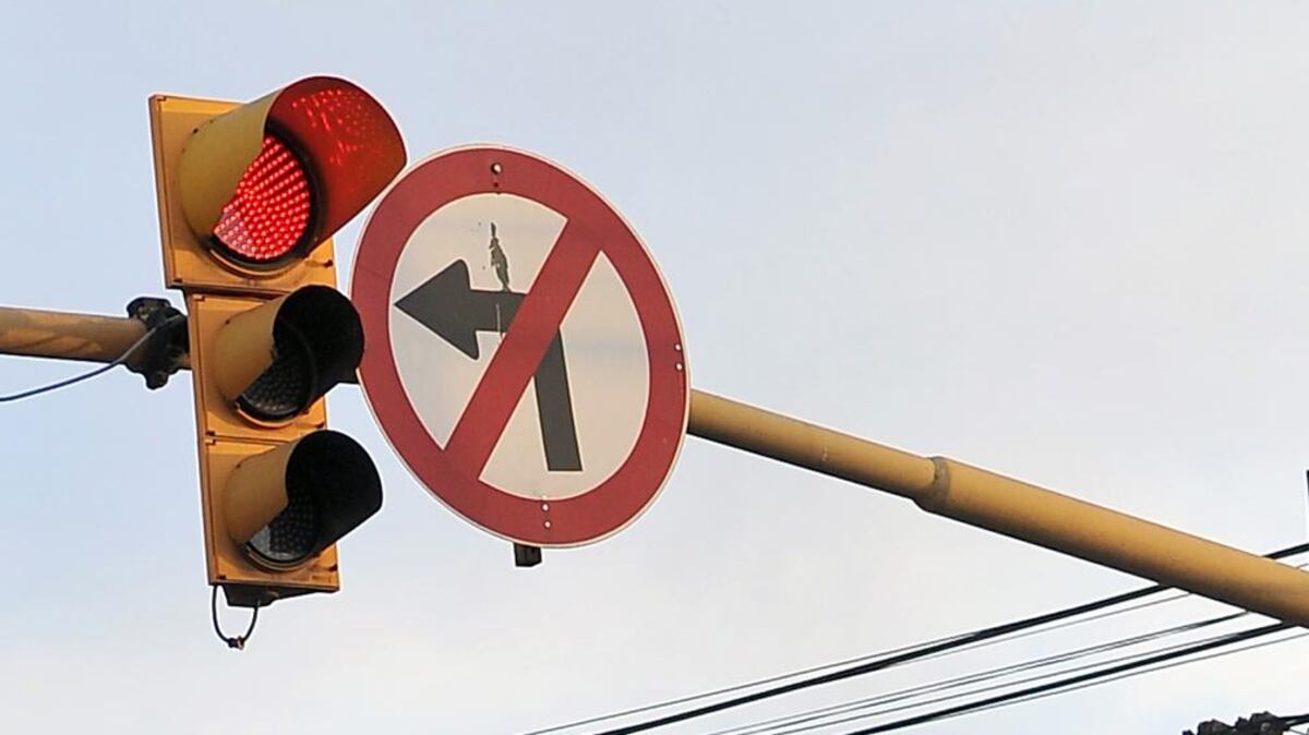 Una mujer de Mar del Plata frenó en un semáforo y un hombre entró al auto para abusar de ella