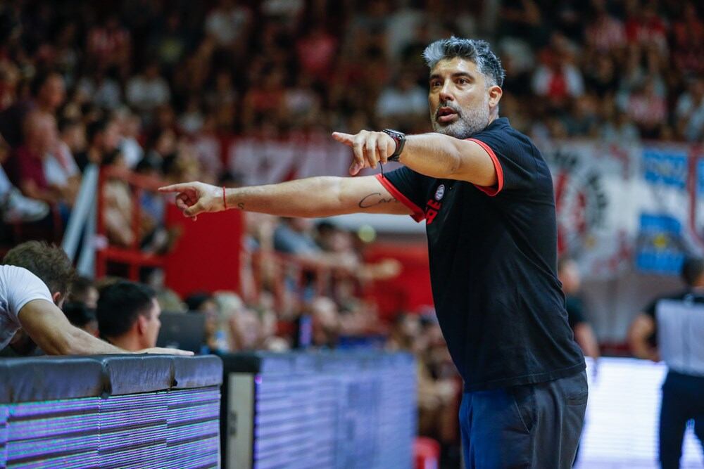 Lucas Victoriano, el entrenador de Instituto, se mostró orgulloso de su equipo pese a la eliminación en la Champions. (Fiba)