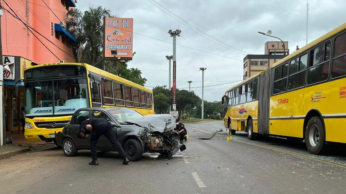 Chocaron contra dos colectivos en Posadas y escaparon de la escena