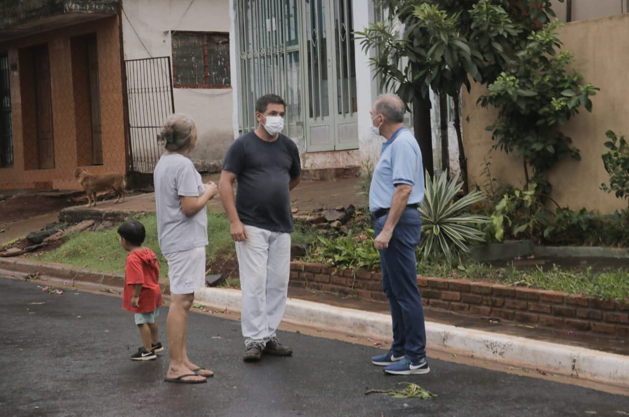 Leonardo Stelatto recorriendo los barrios más perjudicados. 